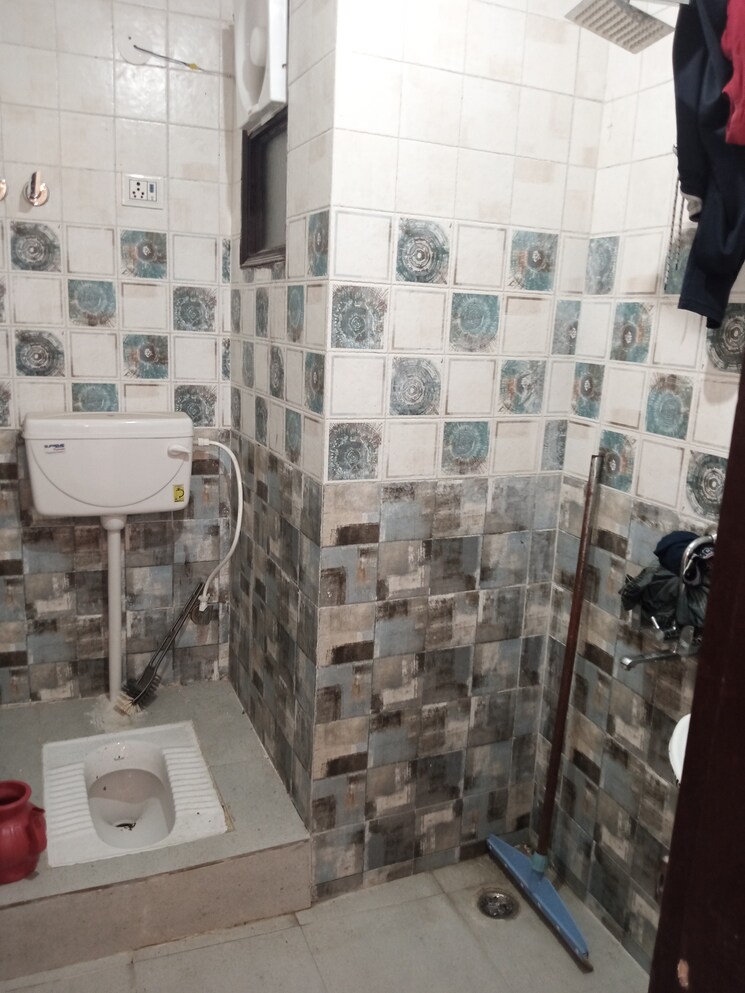 Bathroom, zakir nagar 3 Bedroom 900 Sq.Ft. Apartment In Zakir Nagar Delhi 7423445
