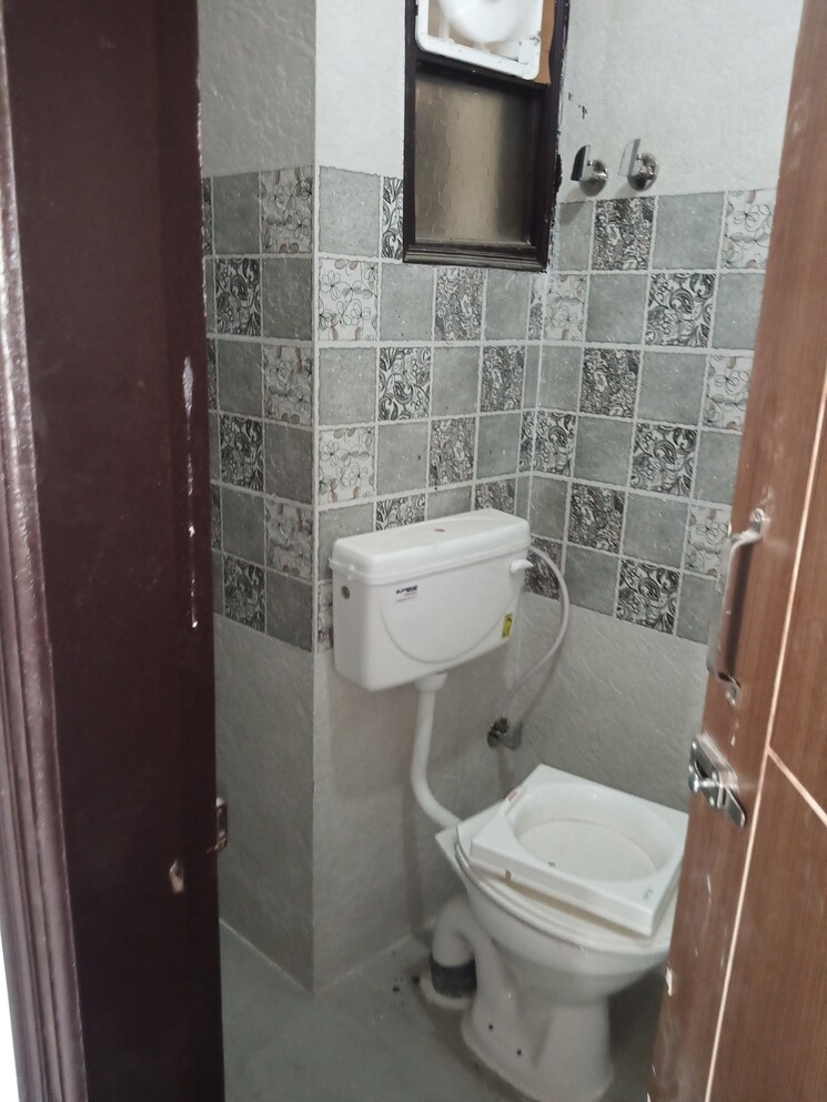 Bathroom, zakir nagar 3 Bedroom 900 Sq.Ft. Apartment In Zakir Nagar Delhi 7423445