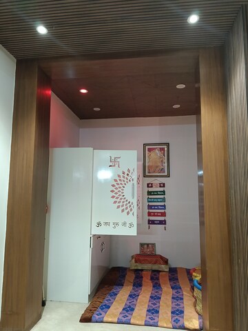Furnished Amenities in 4 BHK Builder Floor at Auram Floor, South City 2 – for Sale