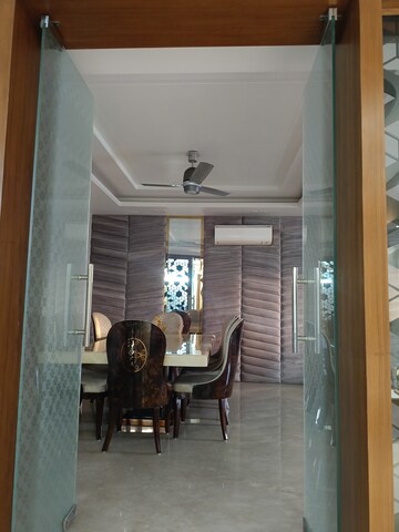 Parking in 4 BHK Builder Floor at Auram Floor, South City 2 – for Sale