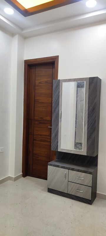 Building Lobby in 3 BHK Builder Floor at BPTP District, Sector 81 – for Sale