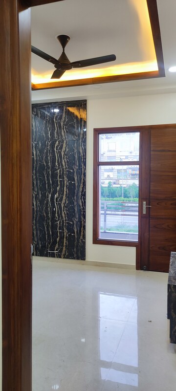 Room in 3 BHK Builder Floor at BPTP District, Sector 81 – for Sale