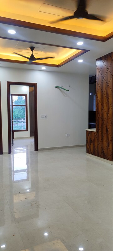Room in 3 BHK Builder Floor at BPTP District, Sector 81 – for Sale