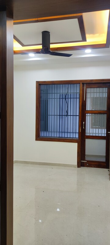 Room in 3 BHK Builder Floor at BPTP District, Sector 81 – for Sale