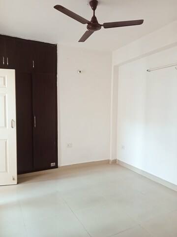Room in 2.5 BHK Apartment at Supertech Cape Town, Sector 74 – for Sale