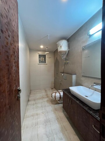 Bathroom in 4 BHK Apartment at Silverglades The Ivy, Sector 28 – for Sale