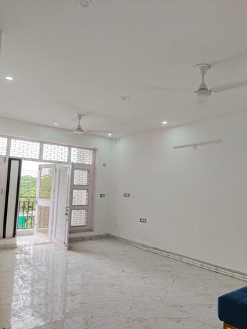 Room in 2 BHK Builder Floor at Sector 21 – for Rent