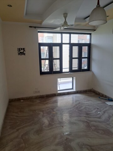 Room in 4 BHK Apartment at Pioneer Park Phase 1, Sector 61 – for Sale