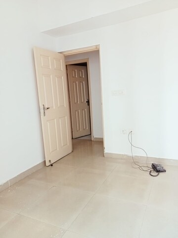 Room in 3 BHK Apartment at Supertech Cape Town, Sector 74 – for Sale