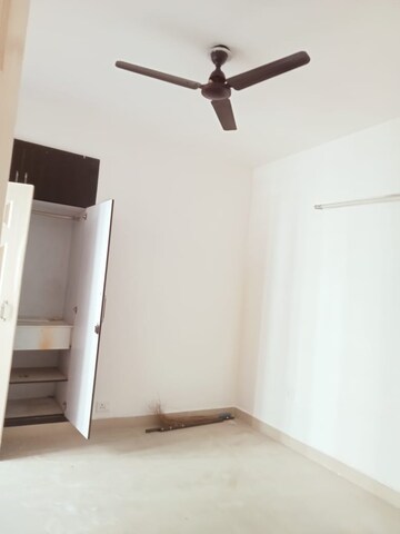 Room in 3 BHK Apartment at Supertech Cape Town, Sector 74 – for Sale