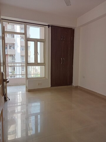 Room in 3 BHK Apartment at Supertech Cape Town, Sector 74 – for Sale