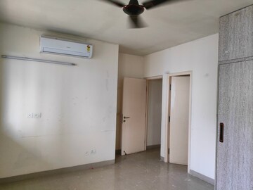 Room in 4 BHK Apartment at Emaar Emerald Floors Premier, Sector 65 – for Sale