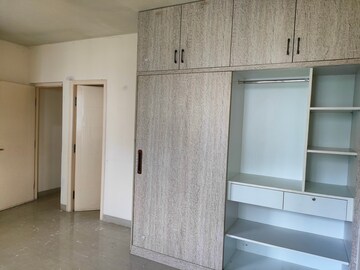 Room in 4 BHK Apartment at Emaar Emerald Floors Premier, Sector 65 – for Sale
