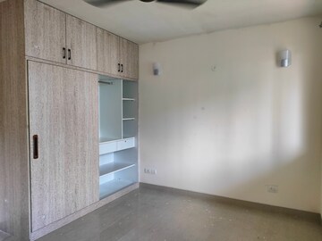 Room in 4 BHK Apartment at Emaar Emerald Floors Premier, Sector 65 – for Sale