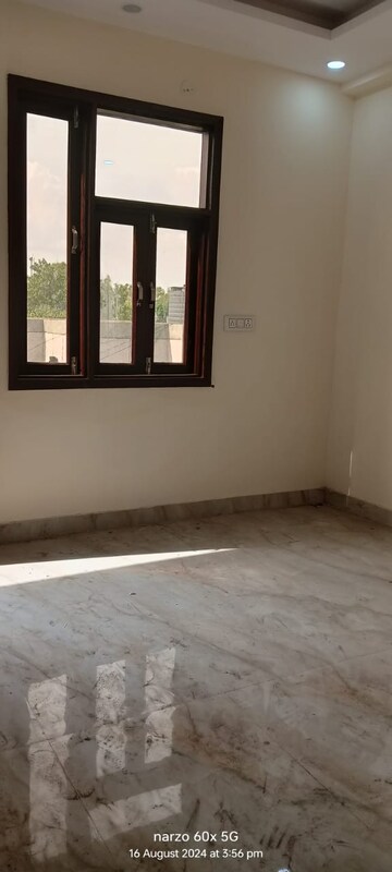 Room in 3 BHK Builder Floor at Mayur Vihar Phase 1 – for Sale