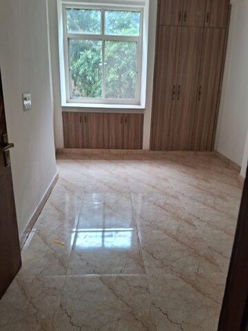 Room in 4 BHK Apartment at Vasundhara Enclave – for Sale