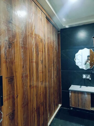 Furnished Amenities in 4 BHK Builder Floor at Shalimar Bagh – for Sale