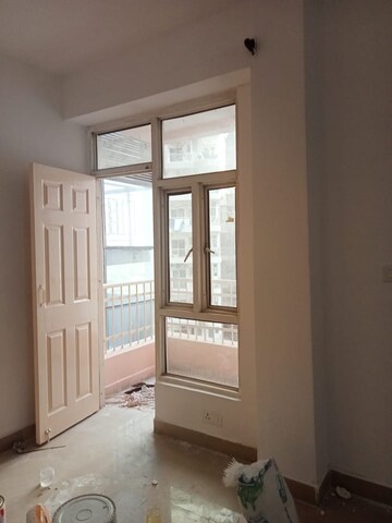 Room in 3 BHK Apartment at Supertech Cape Town, Sector 74 – for Sale