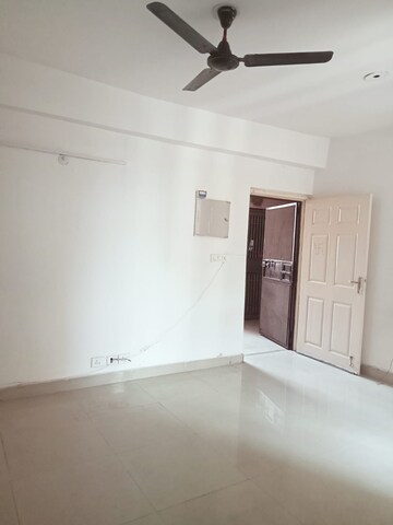Room in 2 BHK Apartment at Supertech Cape Town, Sector 74 – for Sale