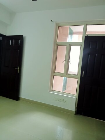 Room in 2.5 BHK Apartment at Supertech Cape Town, Sector 74 – for Sale