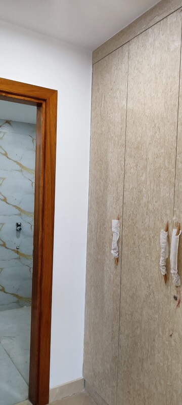 Furnished Amenities in 3 BHK Builder Floor at BPTP Parkland Pride, Sector 77 – for Sale
