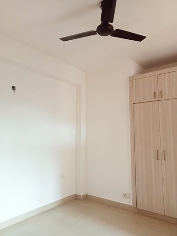 Room in 3 BHK Apartment at Supertech Cape Town, Sector 74 – for Sale