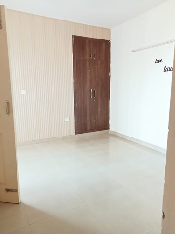 Room in 3 BHK Apartment at Supertech Cape Town, Sector 74 – for Sale