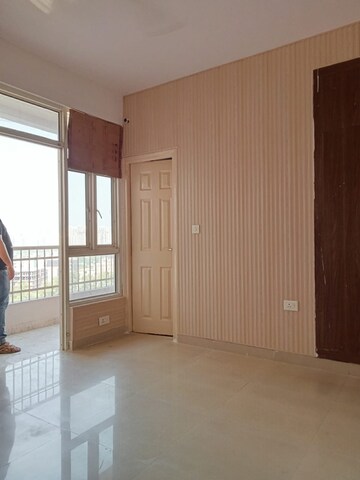 Room in 3 BHK Apartment at Supertech Cape Town, Sector 74 – for Sale