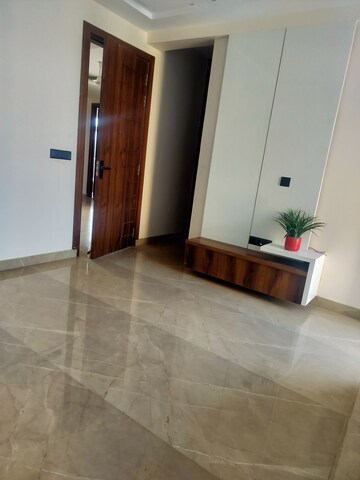 Room in 3 BHK Builder Floor at Sector 81 – for Sale