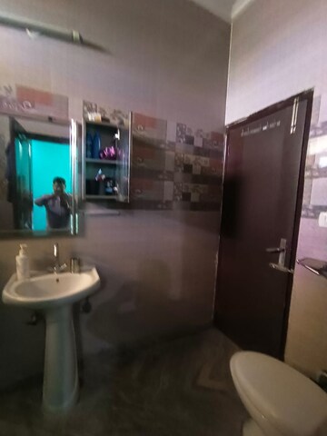 Furnished Amenities in 3 BHK Builder Floor at Green Fields Colony – for Sale