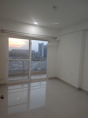 Room in 3 BHK Apartment at Zeta I Greater Noida – for Sale