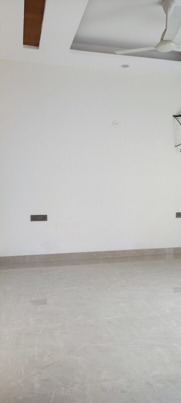 Room in 4 BHK Builder Floor at BPTP Eden Estate, Sector 81 – for Sale