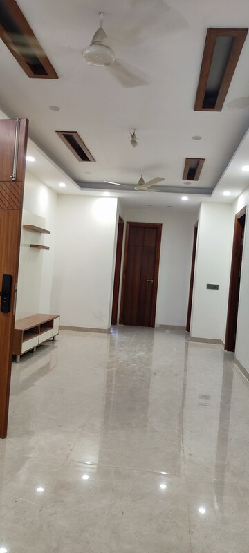 Building Lobby in 4 BHK Builder Floor at BPTP Eden Estate, Sector 81 – for Sale