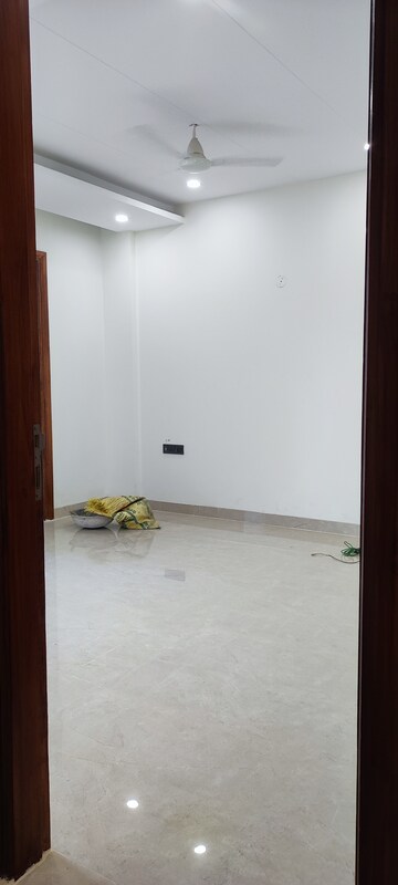 Room in 4 BHK Builder Floor at BPTP Eden Estate, Sector 81 – for Sale