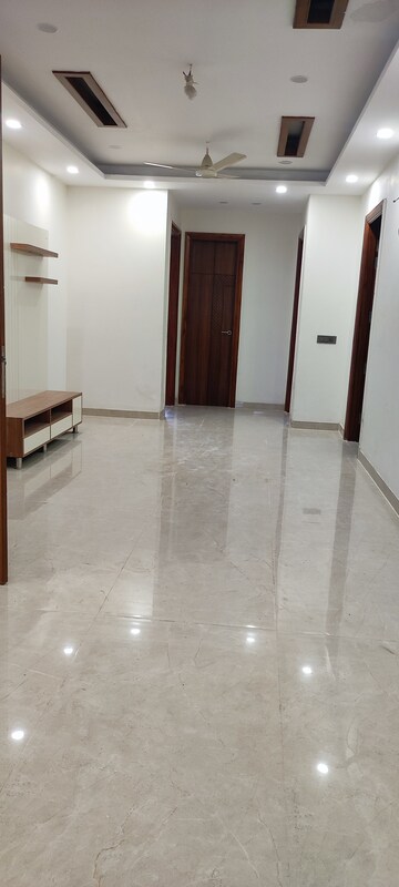Room in 4 BHK Builder Floor at BPTP Eden Estate, Sector 81 – for Sale