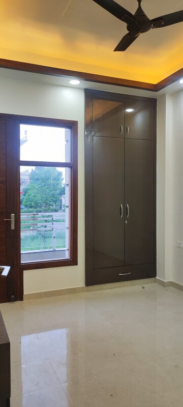 Room in 3 BHK Builder Floor at BPTP District, Sector 81 – for Sale
