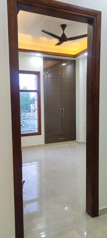 Room in 3 BHK Builder Floor at BPTP District, Sector 81 – for Sale