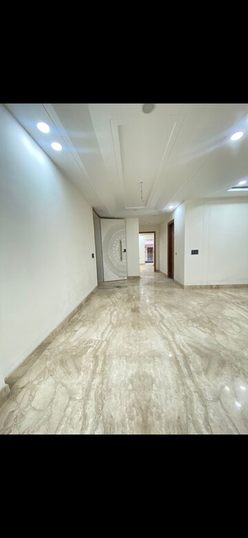 Room in 4 BHK Builder Floor at Vasant Kunj – for Sale