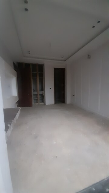 Furnished Amenities in 3 BHK Builder Floor at Sushant Lok 2, Sector 57 – for Sale