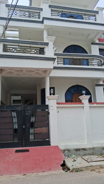 6+ BHK Villa For Sale in Wazirganj
