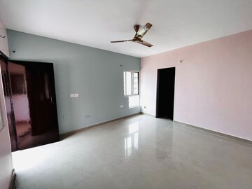Room in 2.5 BHK Apartment at Ashar Sapphire, Kapur Bawdi – for Sale