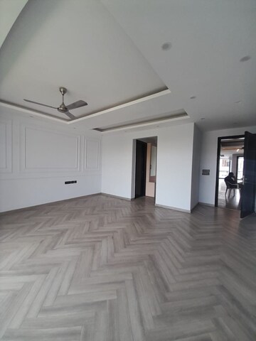 Room in 4 BHK Builder Floor at DLF City Phase IV, Dlf Phase iv – for Sale