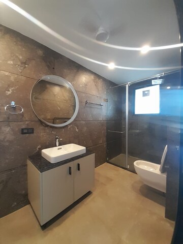 Attached Bathroom in 4 BHK Builder Floor at DLF City Phase IV, Dlf Phase iv – for Sale