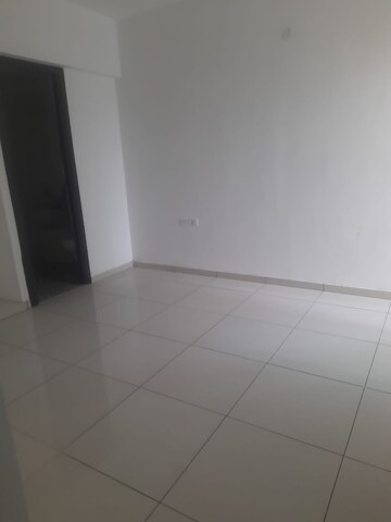 Room in 3 BHK Apartment at Signature Global City, Sector 37d – for Sale