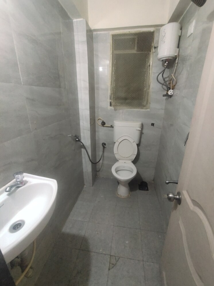 Bathroom, royal-garden-tilak-nagar 2 Bedroom 650 Sq.Ft. Apartment In Tilak Nagar Mumbai 7446750