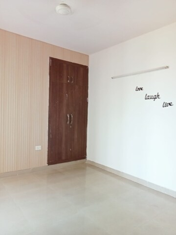 Room in 3 BHK Apartment at Supertech Cape Town, Sector 74 – for Sale