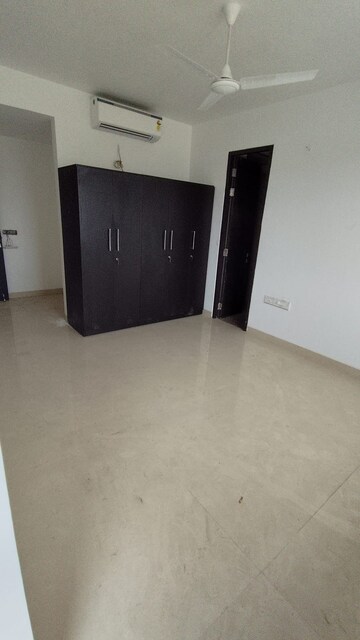 Room in 3 BHK Apartment at Omaxe R2, Gomti Nagar – for Sale