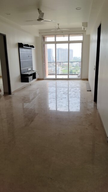 Room in 3 BHK Apartment at Omaxe R2, Gomti Nagar – for Sale