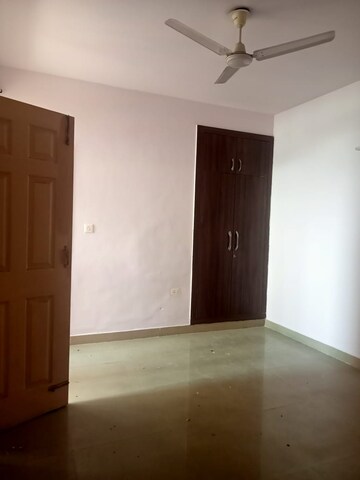 Room in 2 BHK Apartment at Supertech Cape Town, Sector 74 – for Sale
