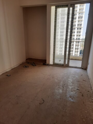 Room in 2.5 BHK Apartment at Mahagun Mantra II, Sector 10 Greater Noida – for Sale